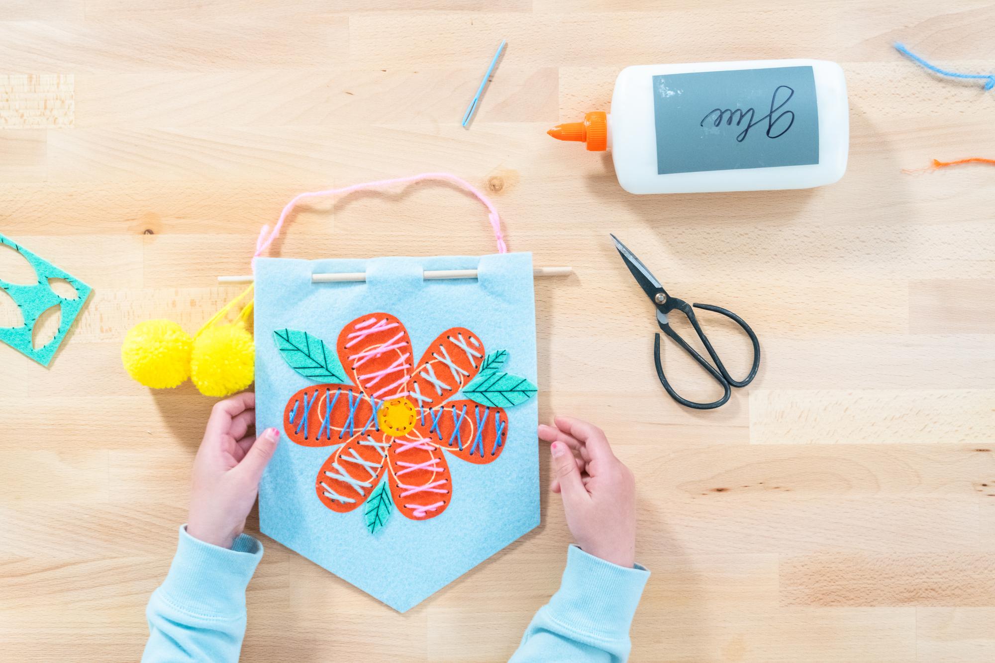 borsa ricamata con iniziali